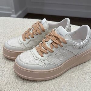 Gucci Women's Cream and Tan Sneakers